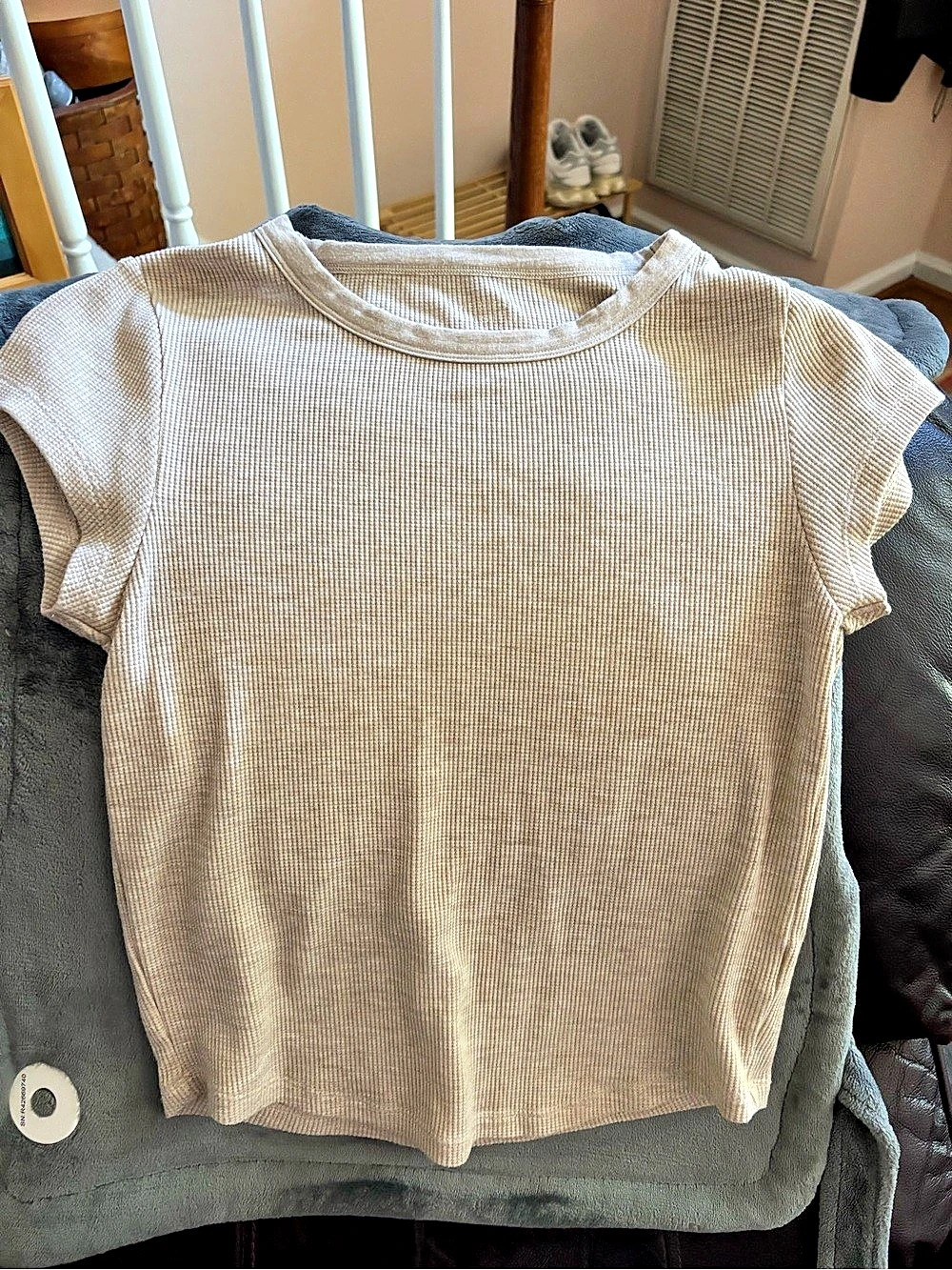 American eagle Short Sleeve Textured Tee in White & Beige Like New